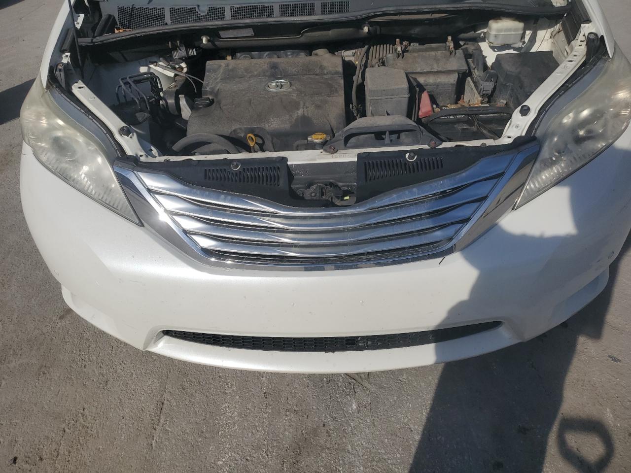 2011 Toyota Sienna - Image 12