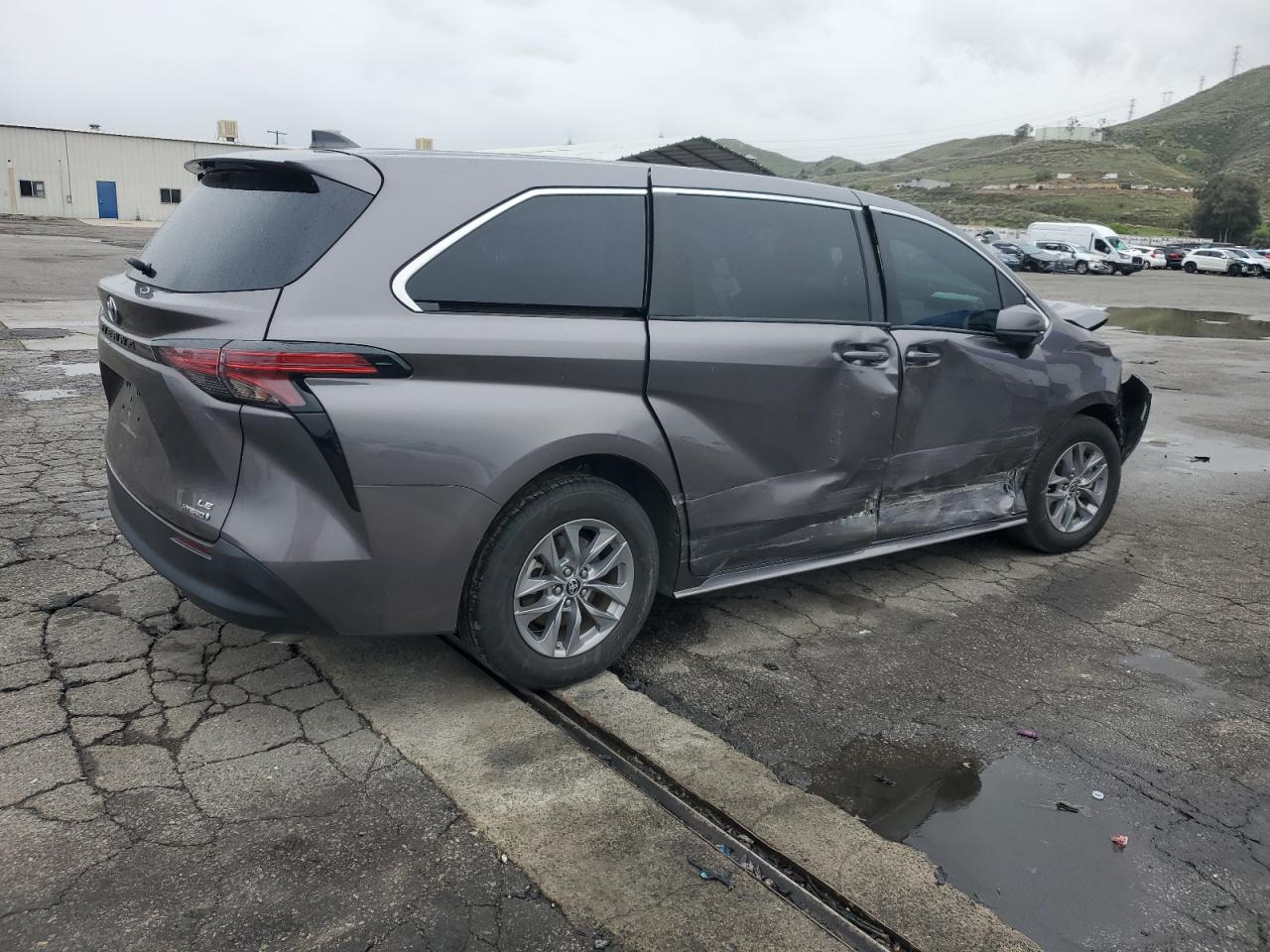 2022 Toyota Sienna - Image 3