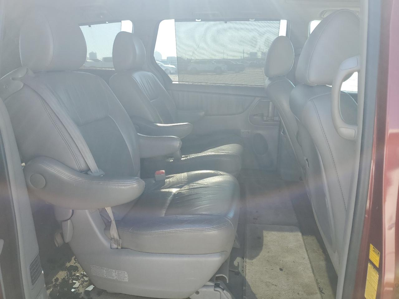 2010 Toyota Sienna - Image 11