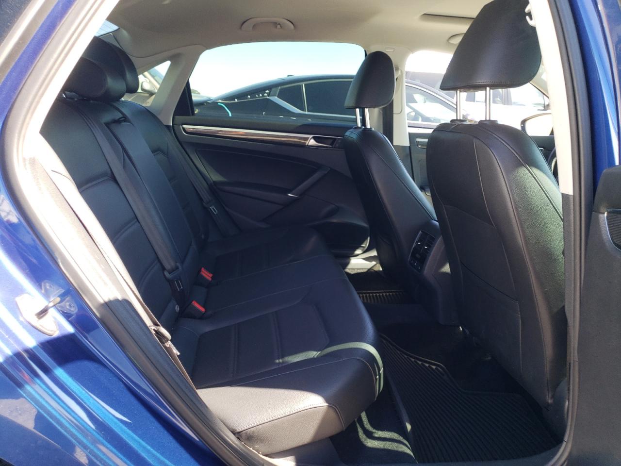 2017 Volkswagen Passat - Image 10