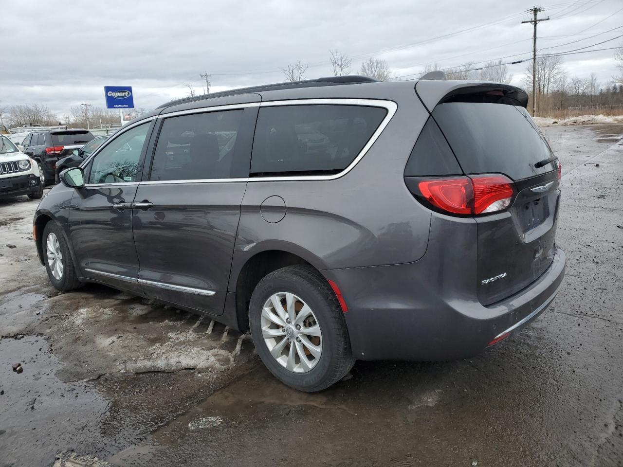 2017 Chrysler Pacifica - Image 2