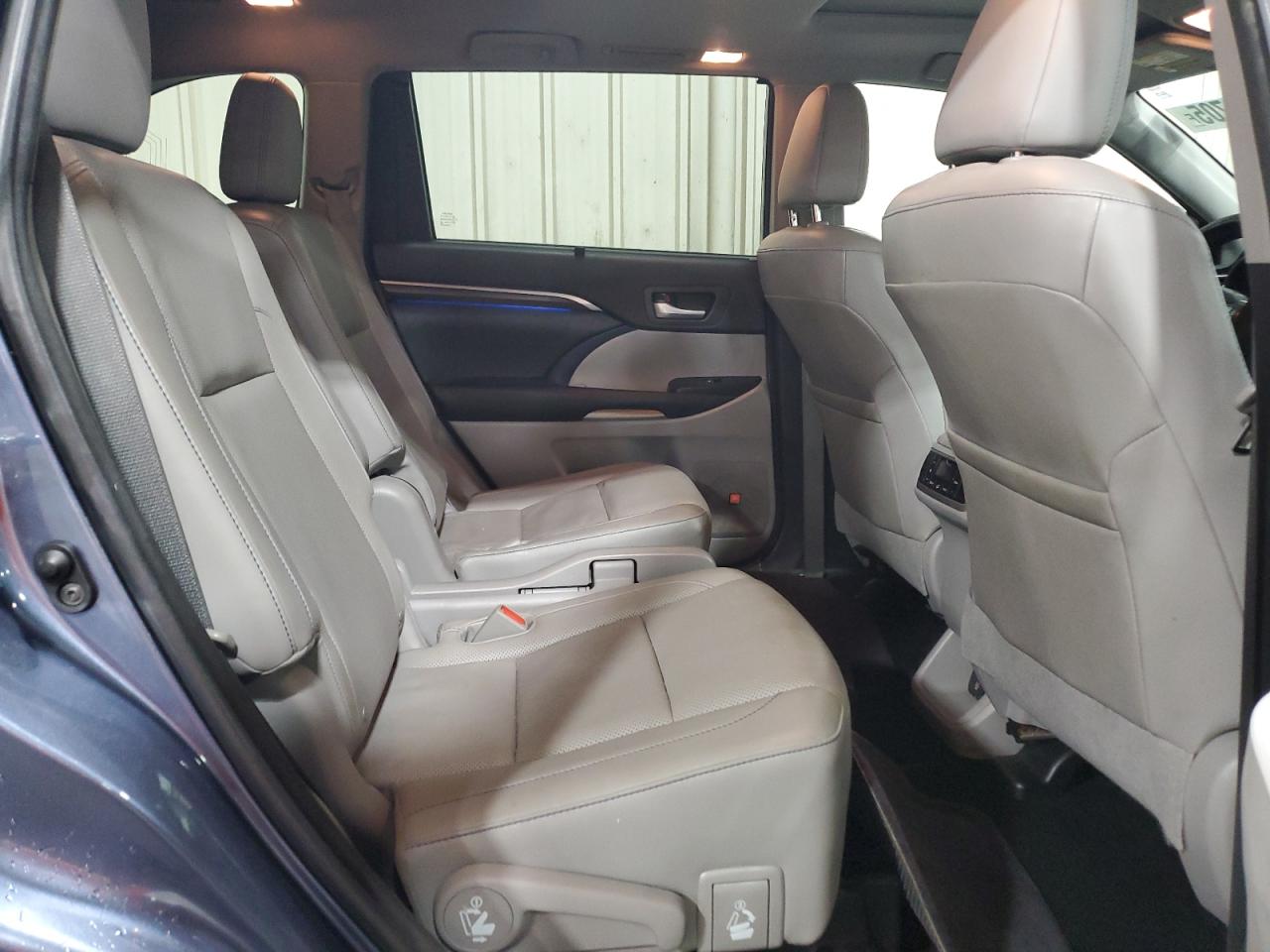 2015 Toyota Highlander - Image 12