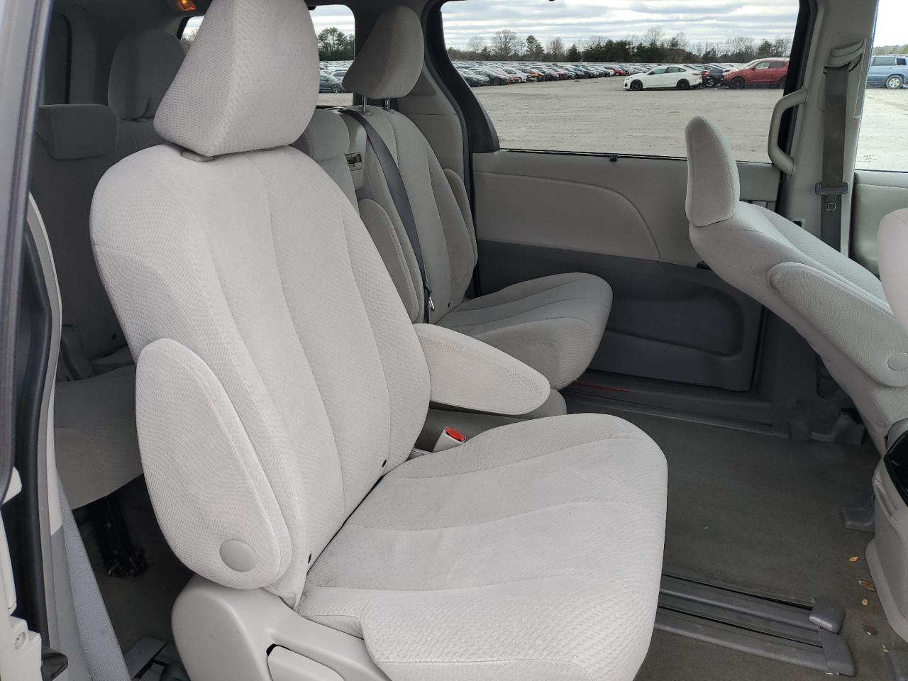2013 Toyota Sienna - Image 12