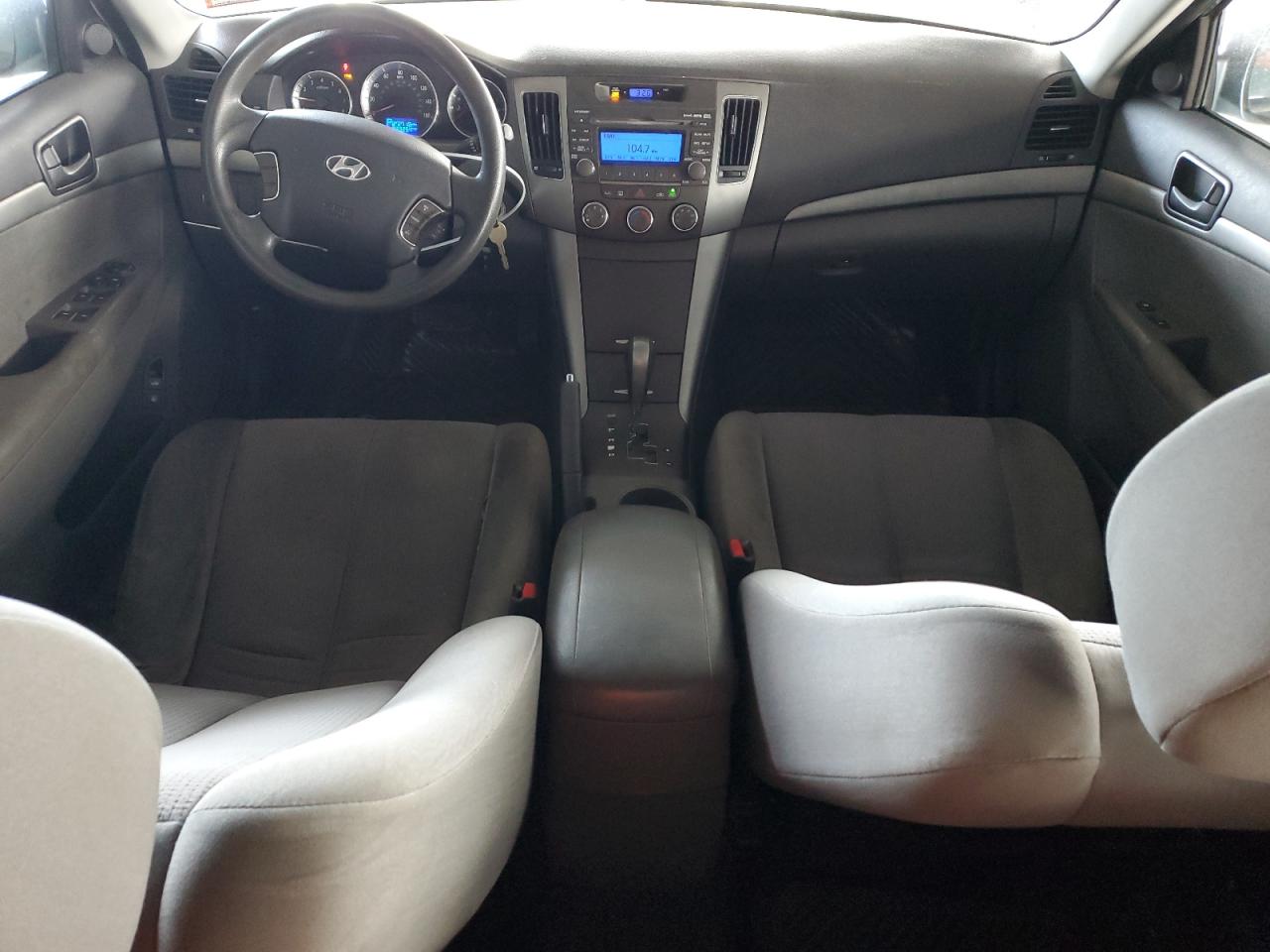 2010 Hyundai Sonata - Image 8