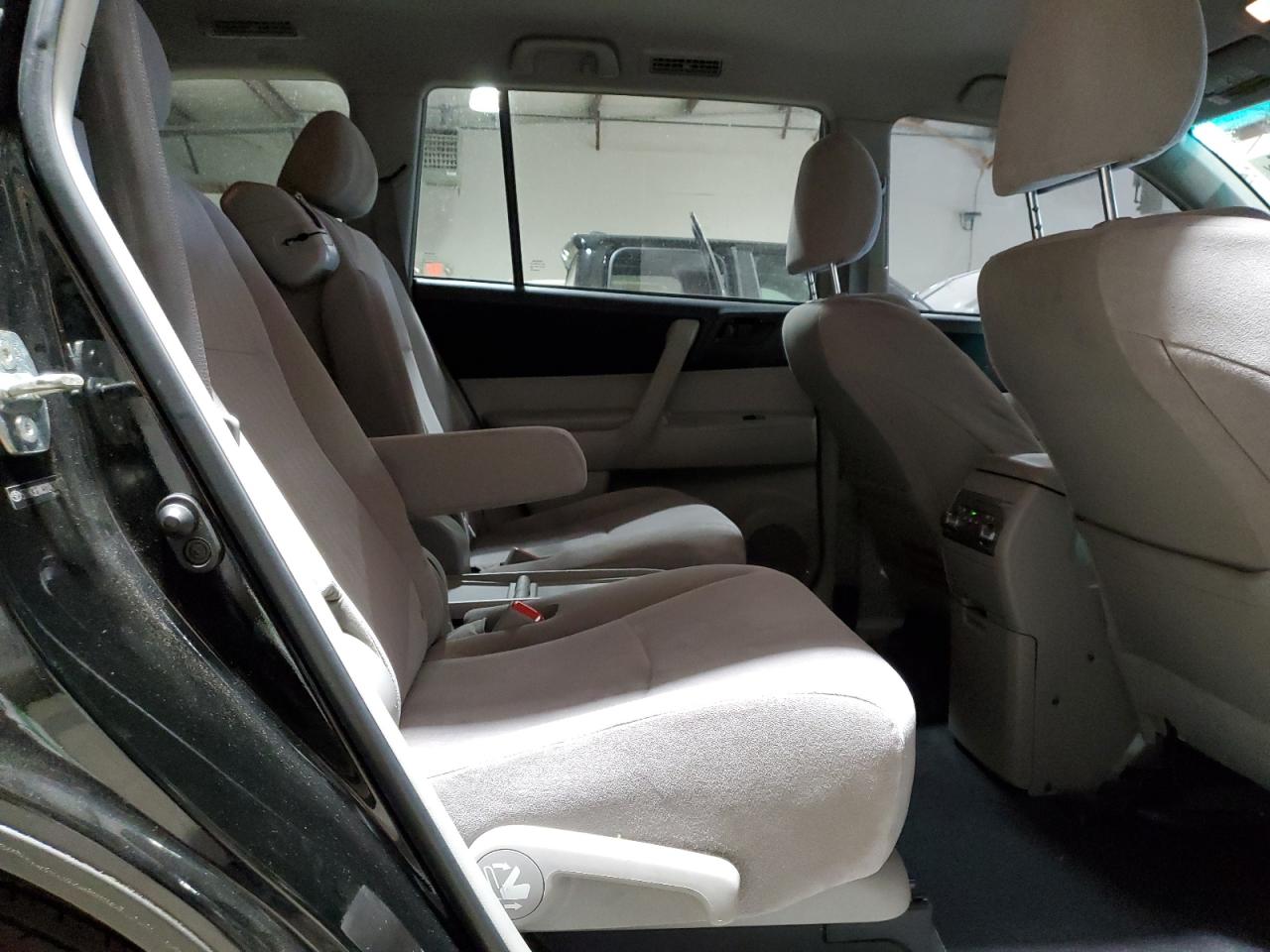 2012 Toyota Highlander - Image 11