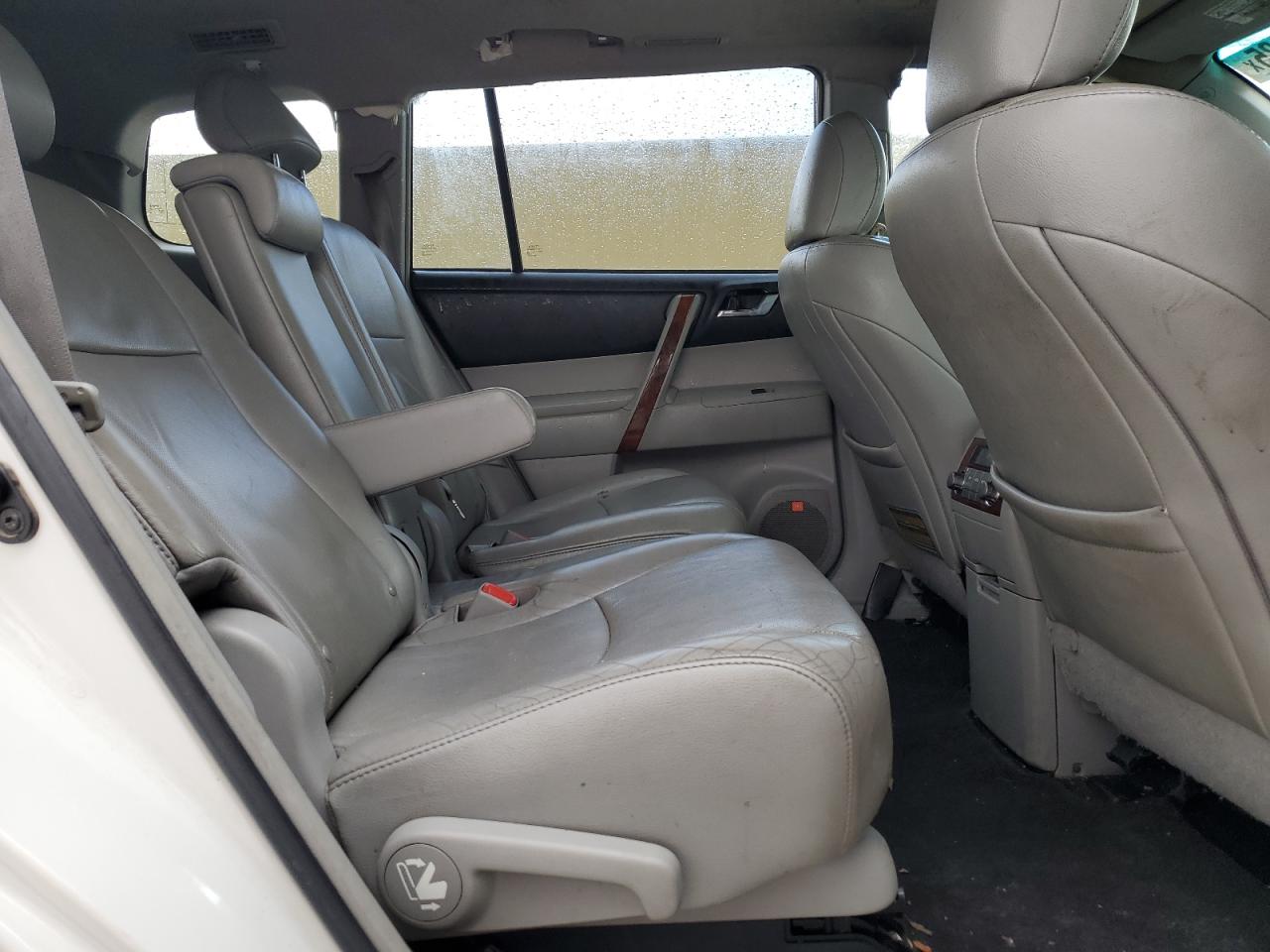 2012 Toyota Highlander - Image 11