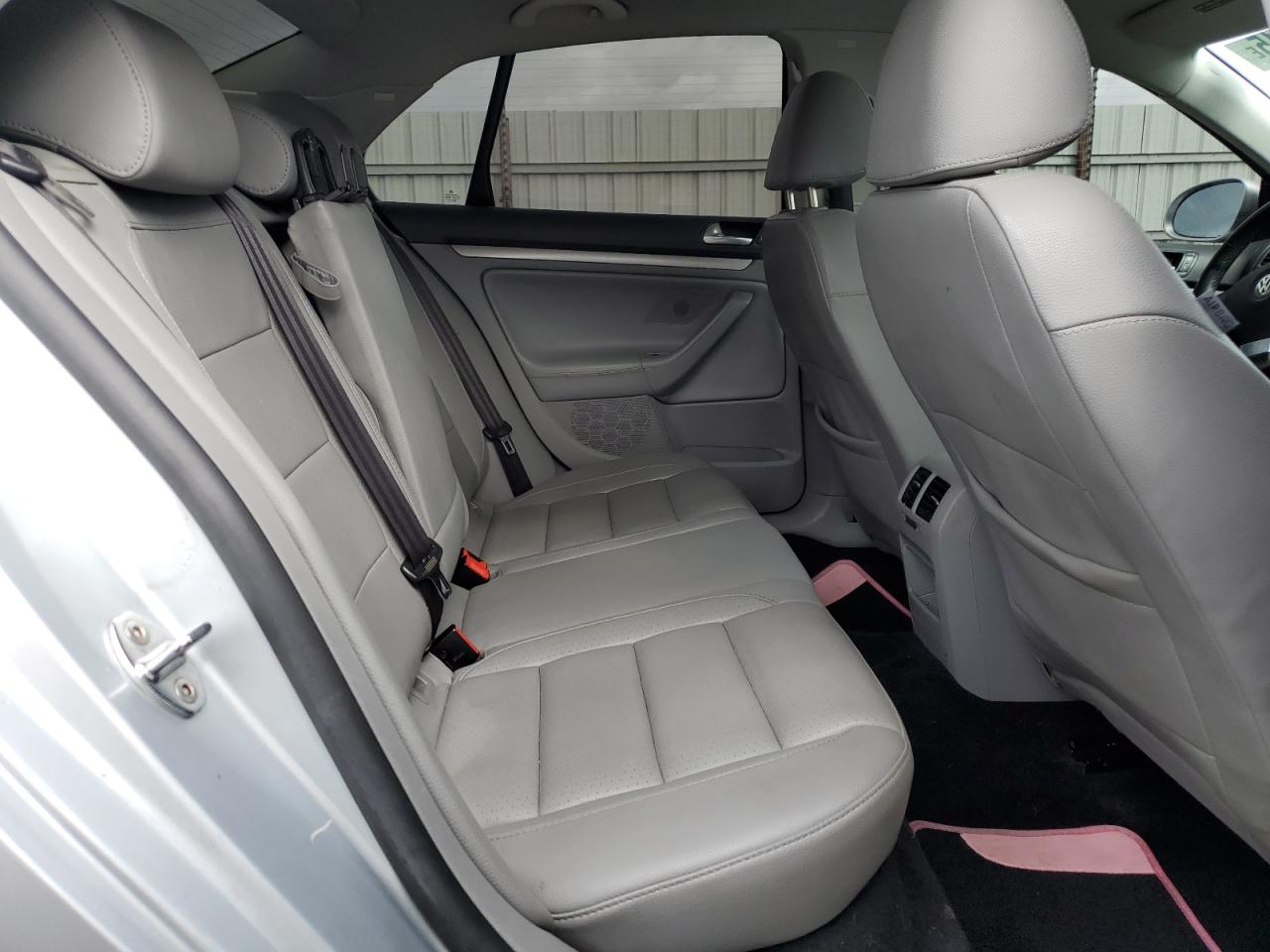 2008 Volkswagen Jetta - Image 10