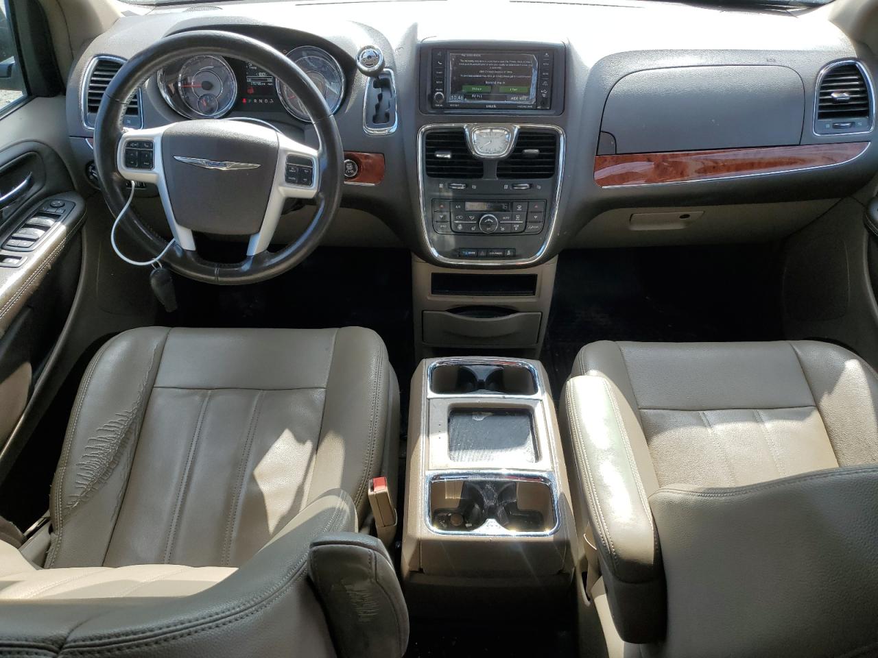 2015 Chrysler Town & Country - Image 8
