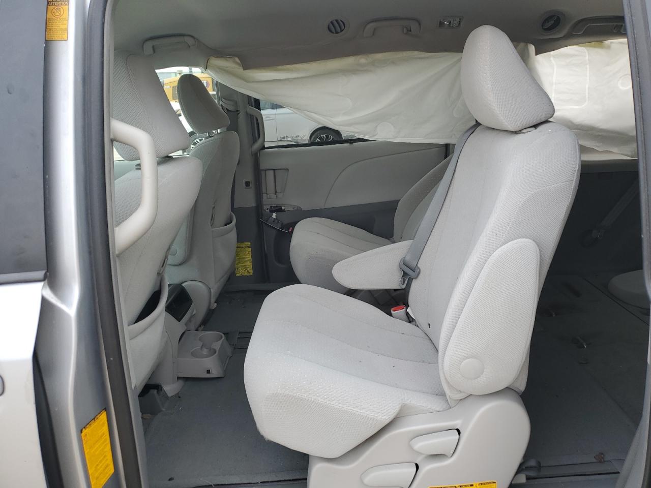 2014 Toyota Sienna - Image 11