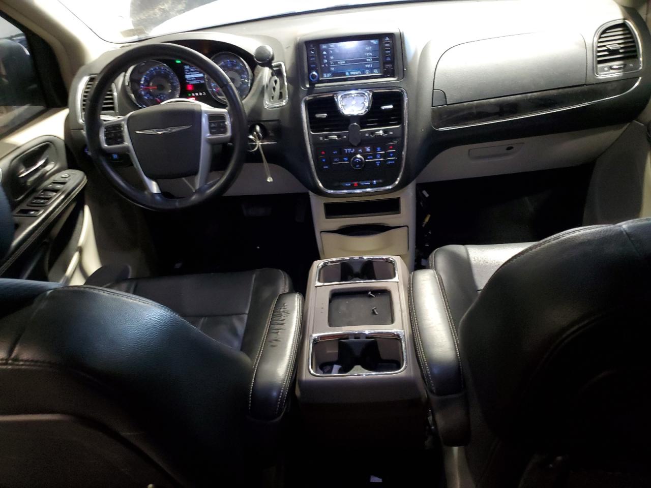 2014 Chrysler Town & Country - Image 8