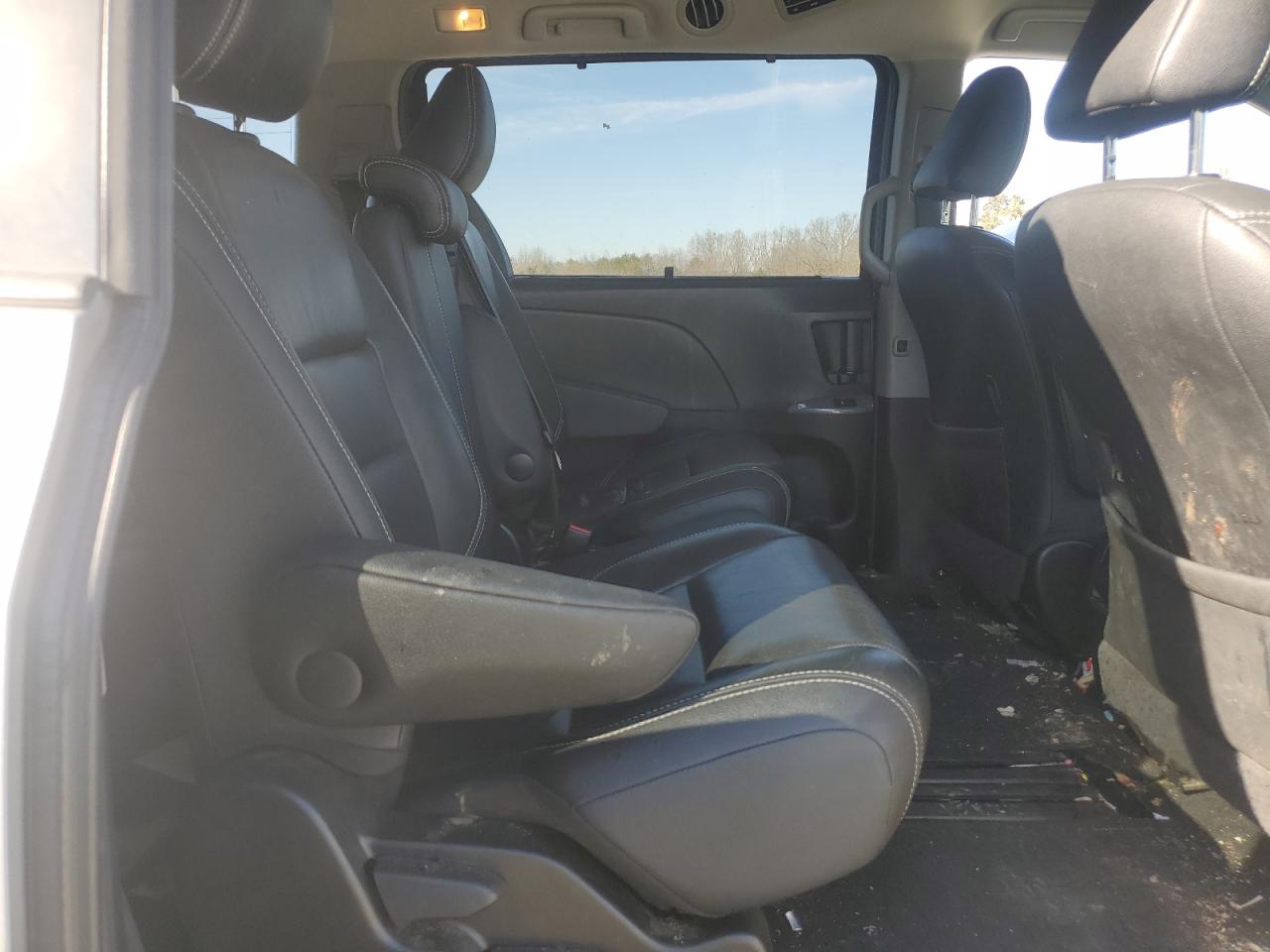 2016 Toyota Sienna - Image 11