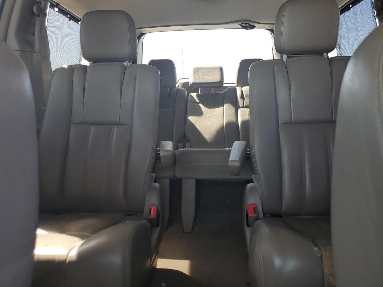 2012 Chrysler Town & Country - Image 10