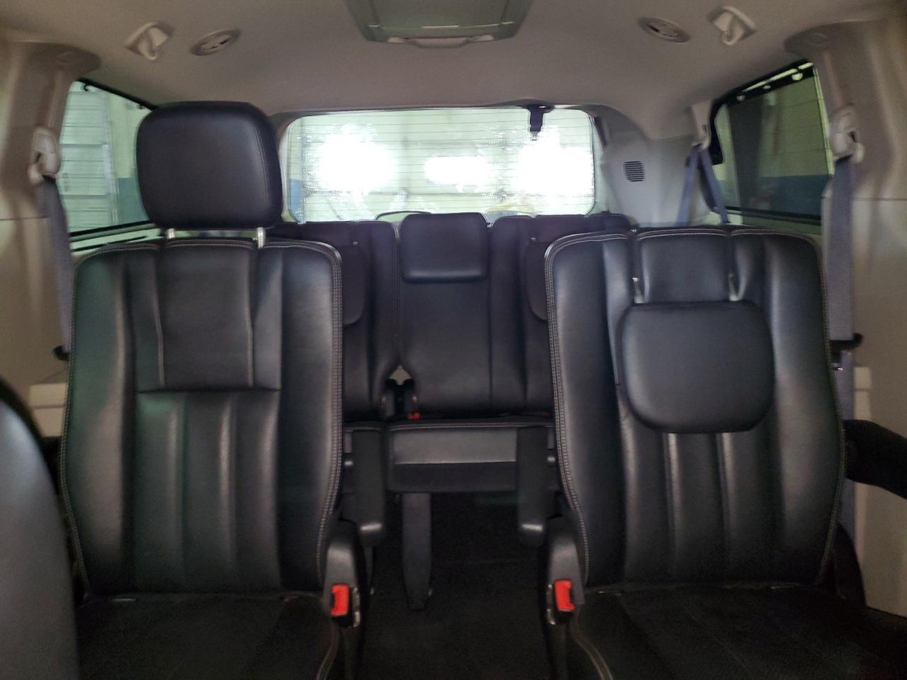 2016 Chrysler Town & Country - Image 10