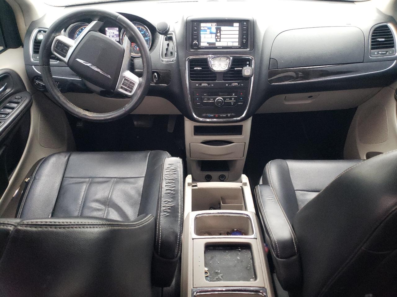 2013 Chrysler Town & Country - Image 8