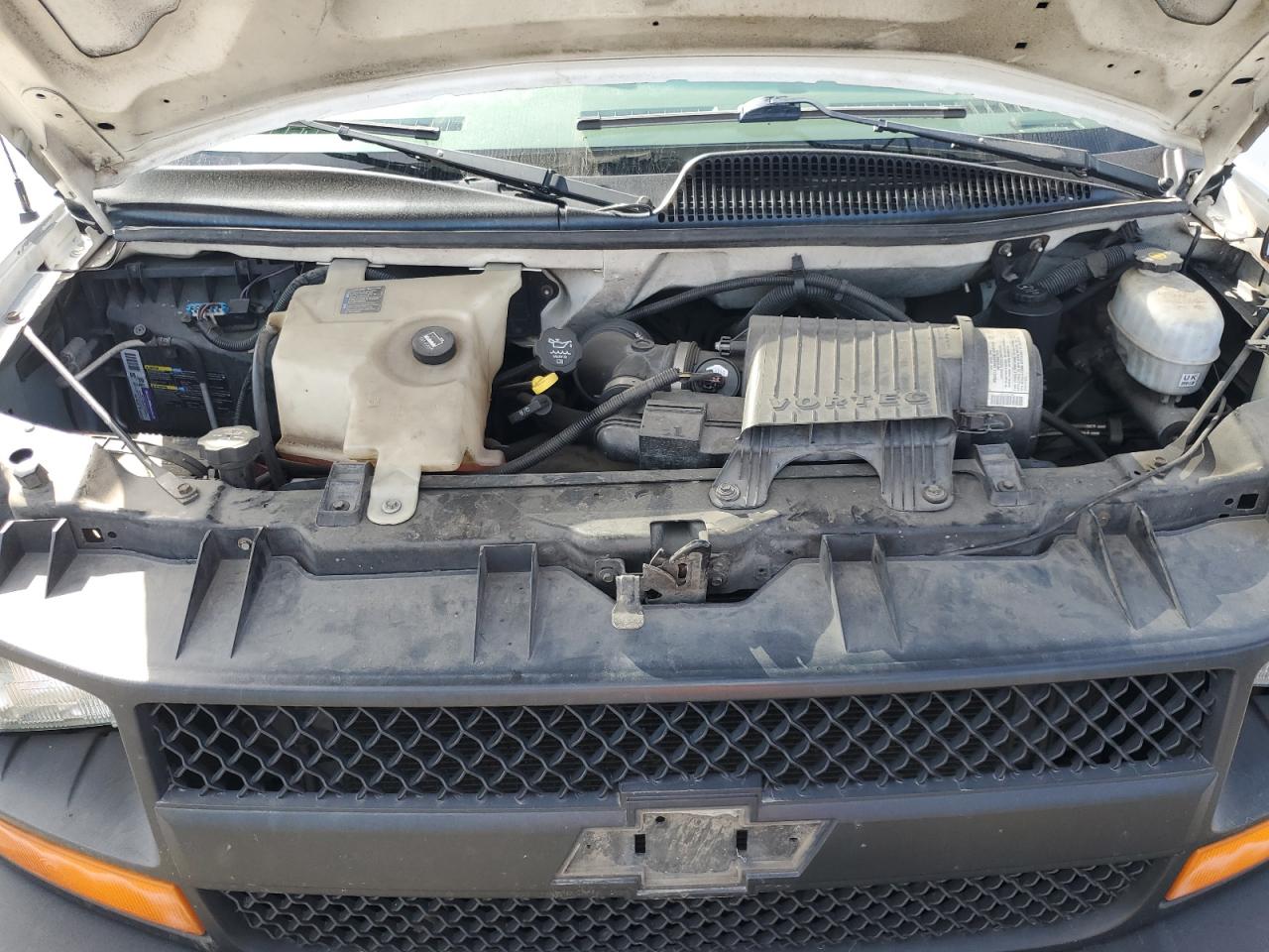 2005 Chevrolet Express - Image 12