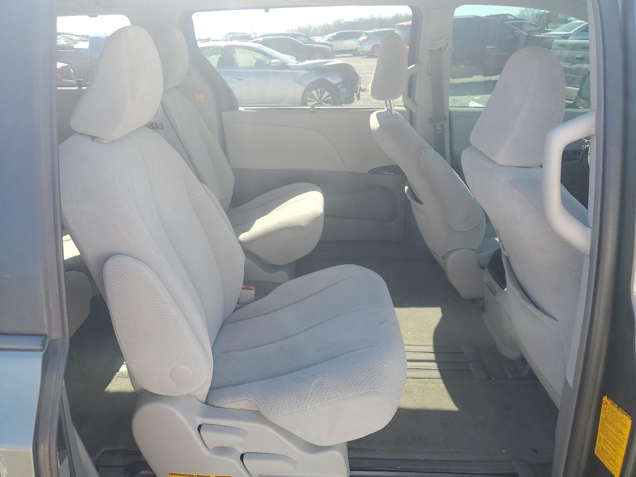 2013 Toyota Sienna - Image 12