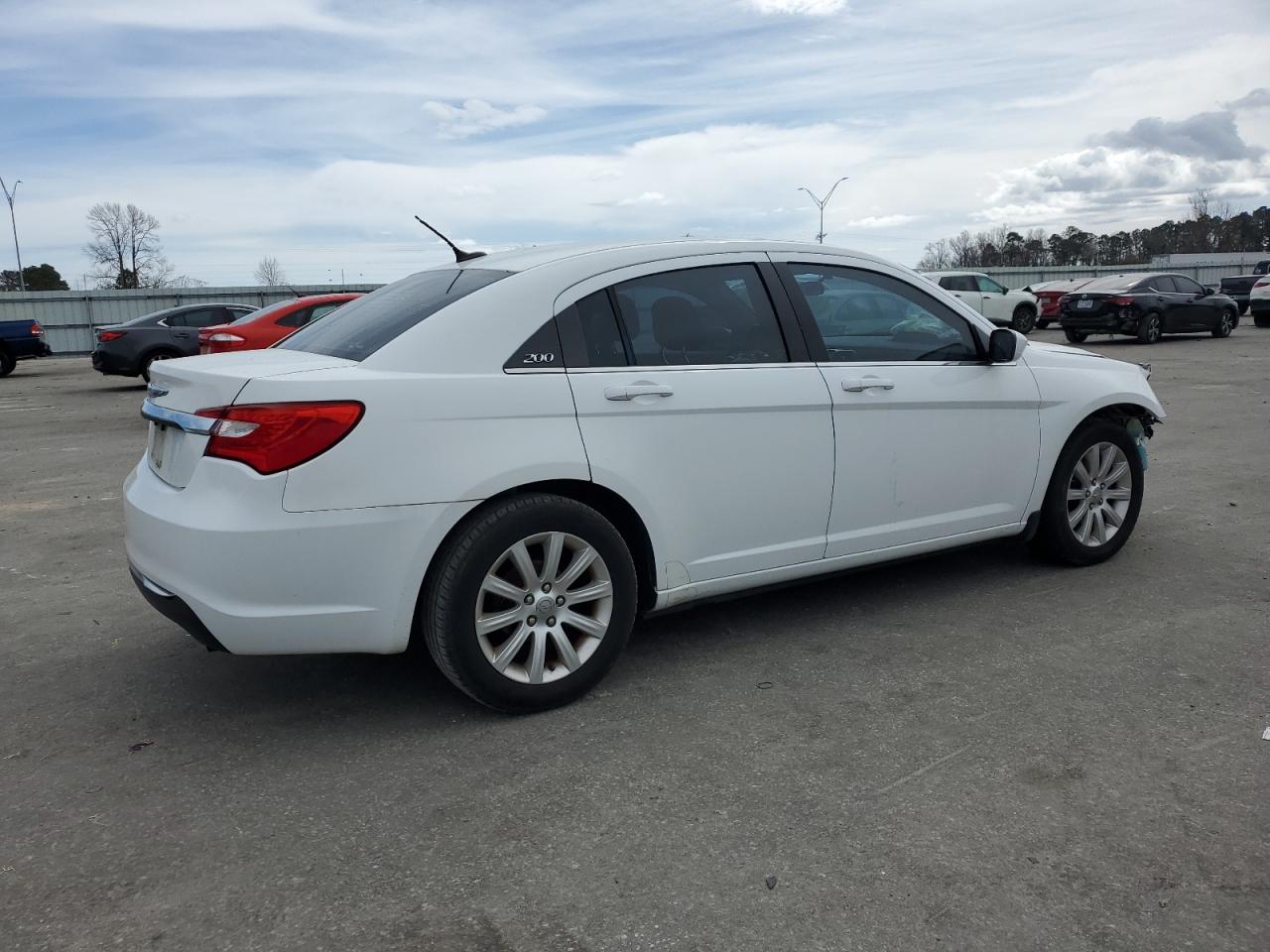 2013 Chrysler 200 - Image 3