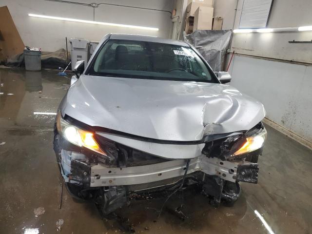  TOYOTA CAMRY 2019 Srebrny