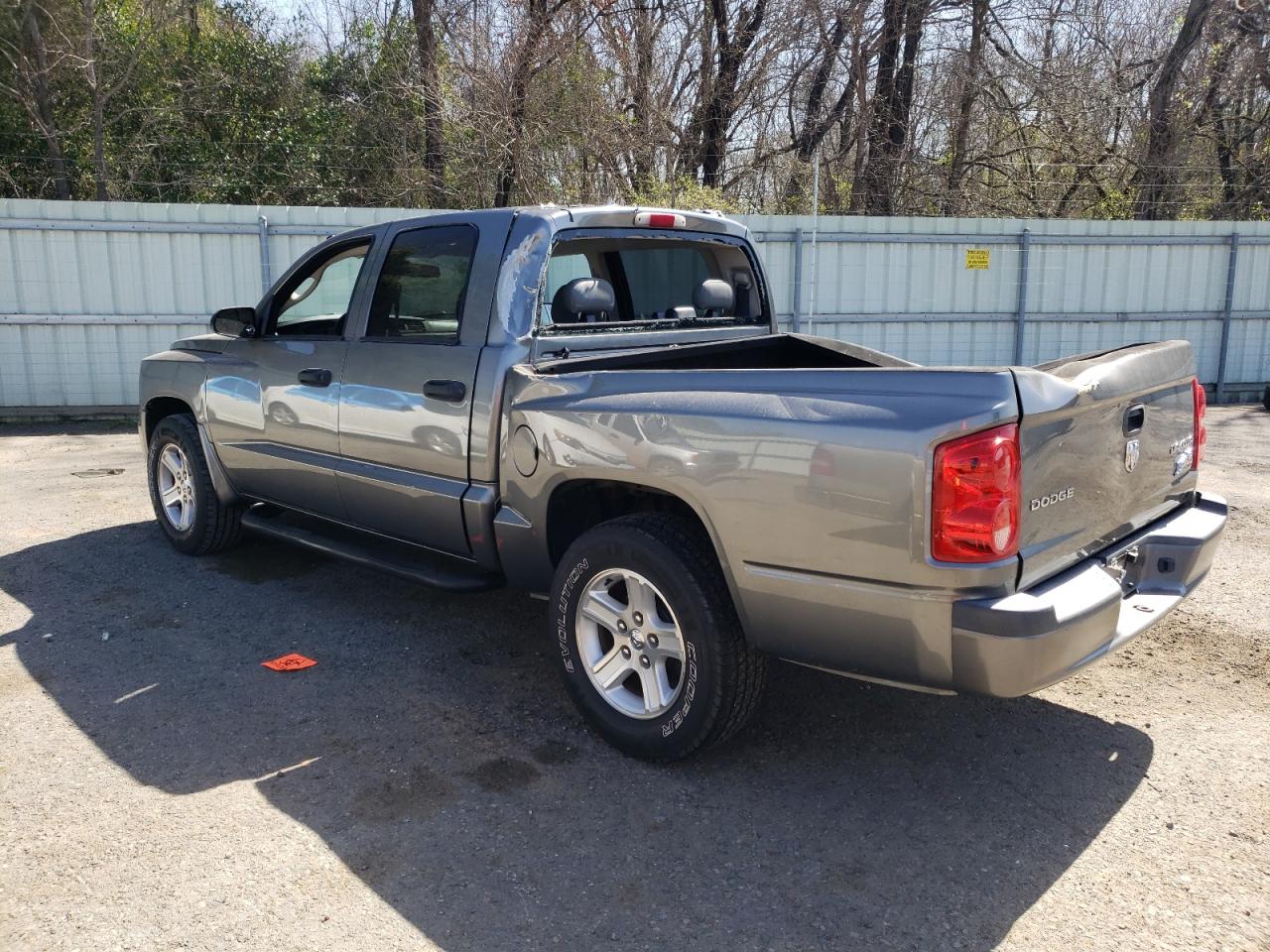 2011 Dodge Dakota - Image 2