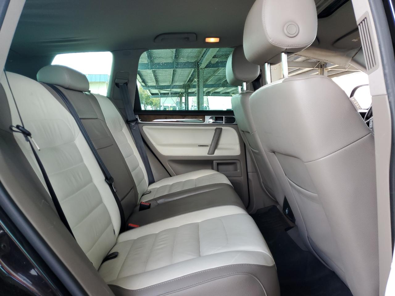 2010 Volkswagen Touareg - Image 10