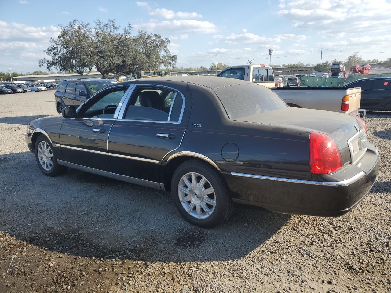 2011 Lincoln Town Car - Image 2