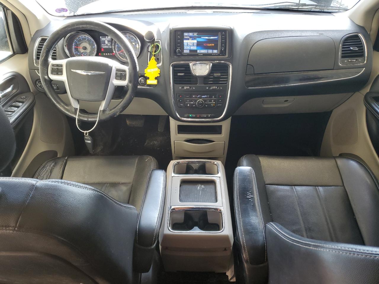 2015 Chrysler Town & Country - Image 8