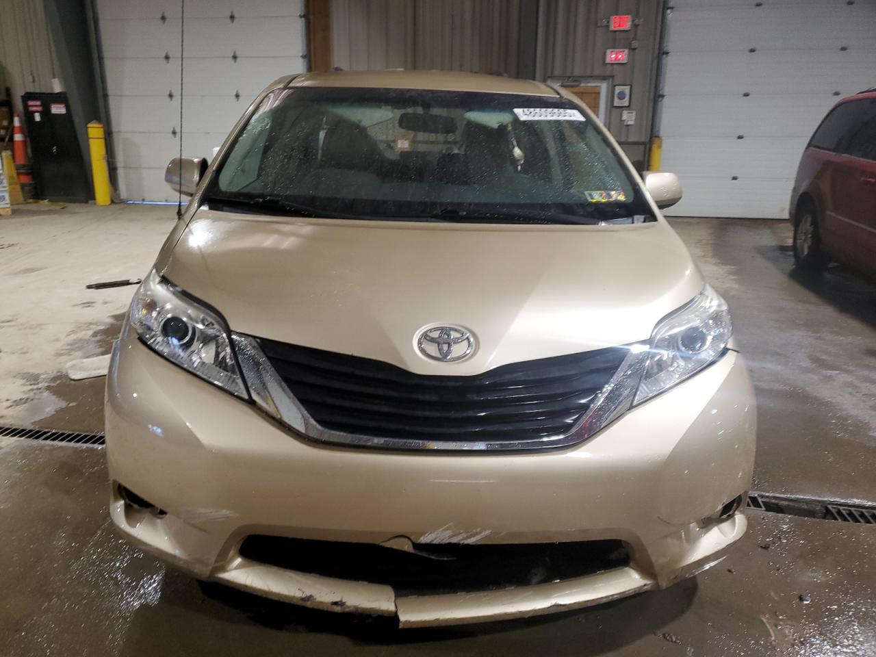2012 Toyota Sienna - Image 5