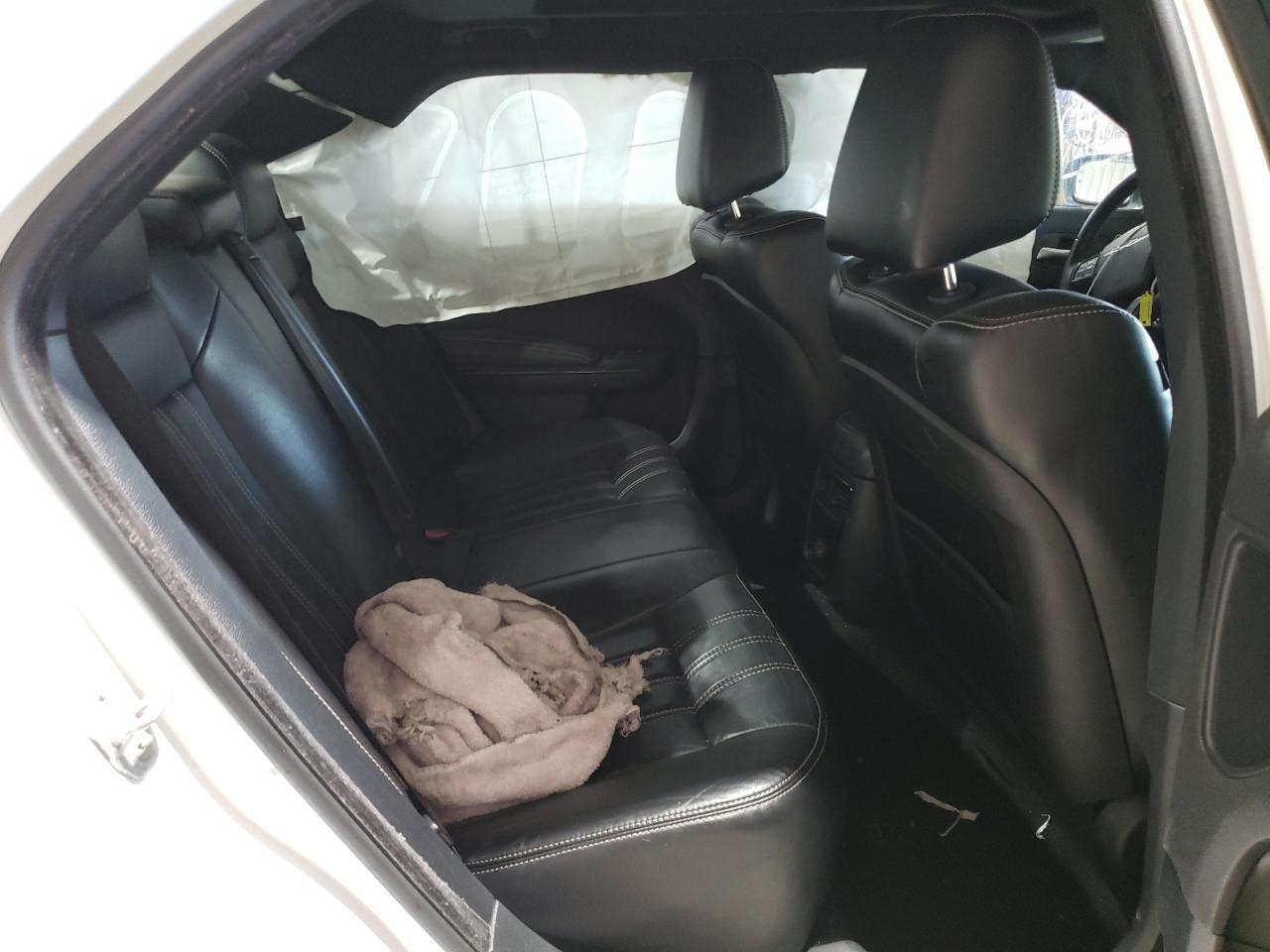 2013 Chrysler 300 - Image 11