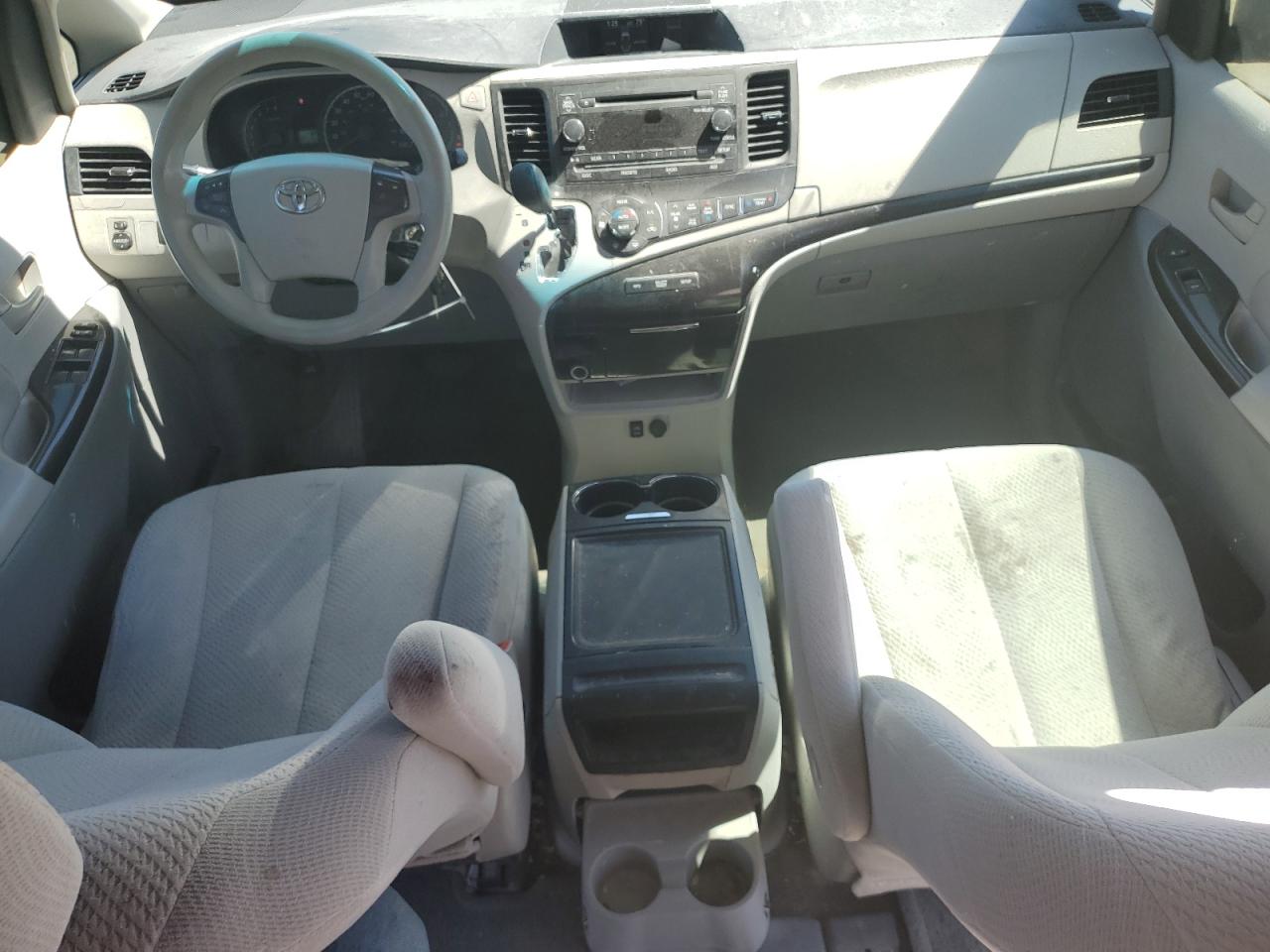 2013 Toyota Sienna - Image 8