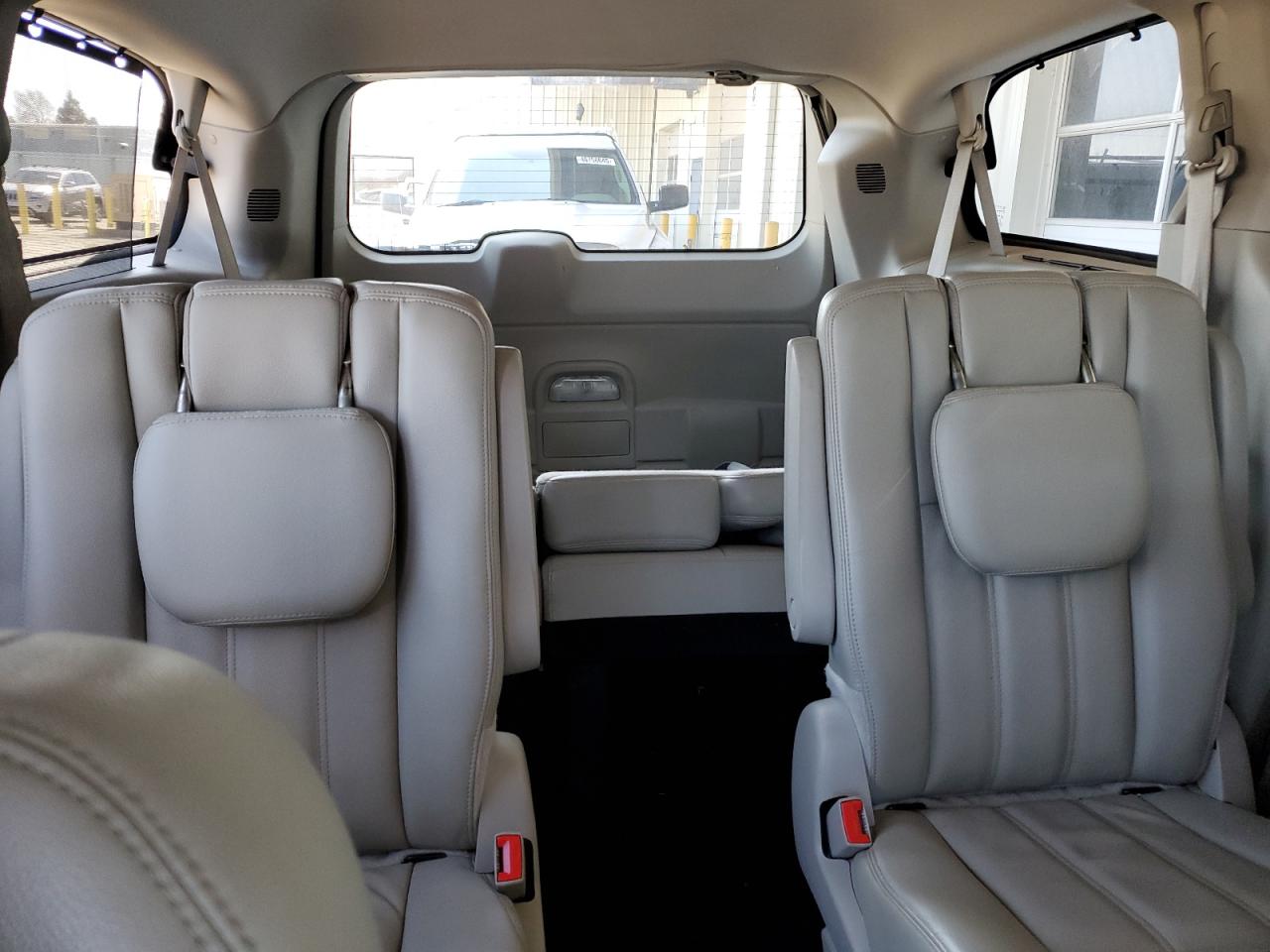 2013 Chrysler Town & Country - Image 10