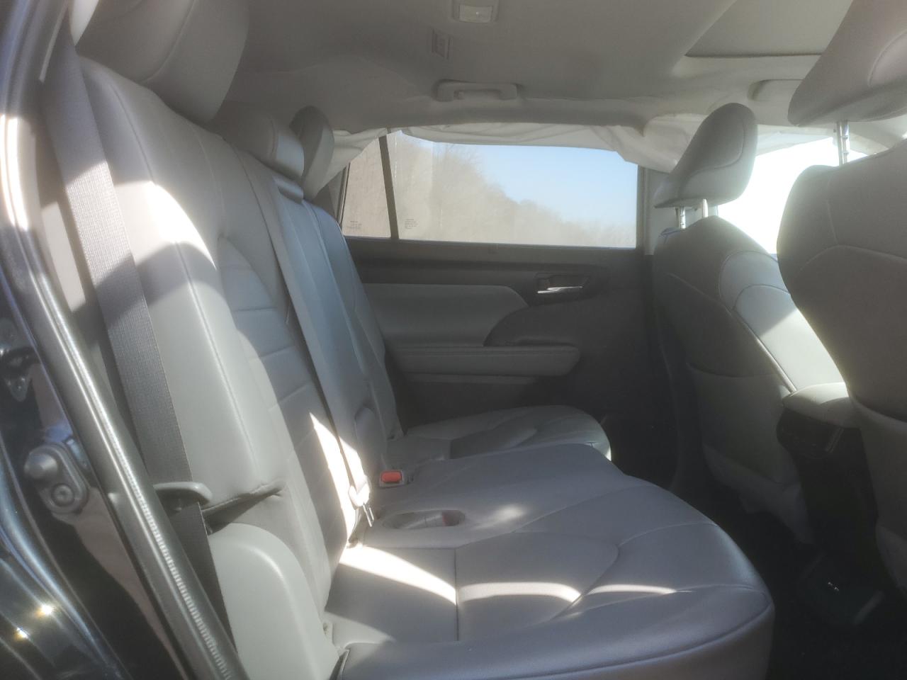 2021 Toyota Highlander - Image 12