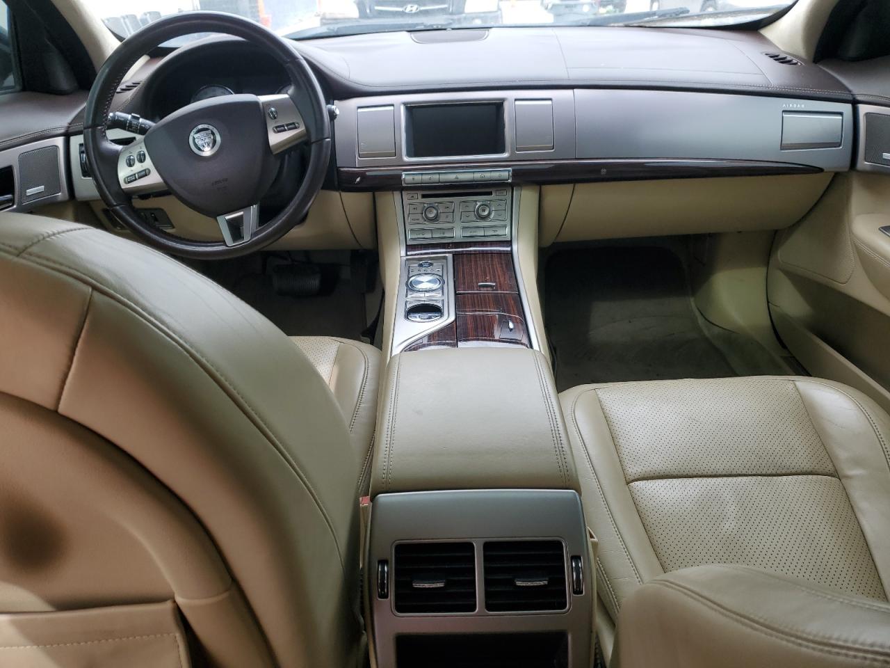 2010 Jaguar XF - Image 8