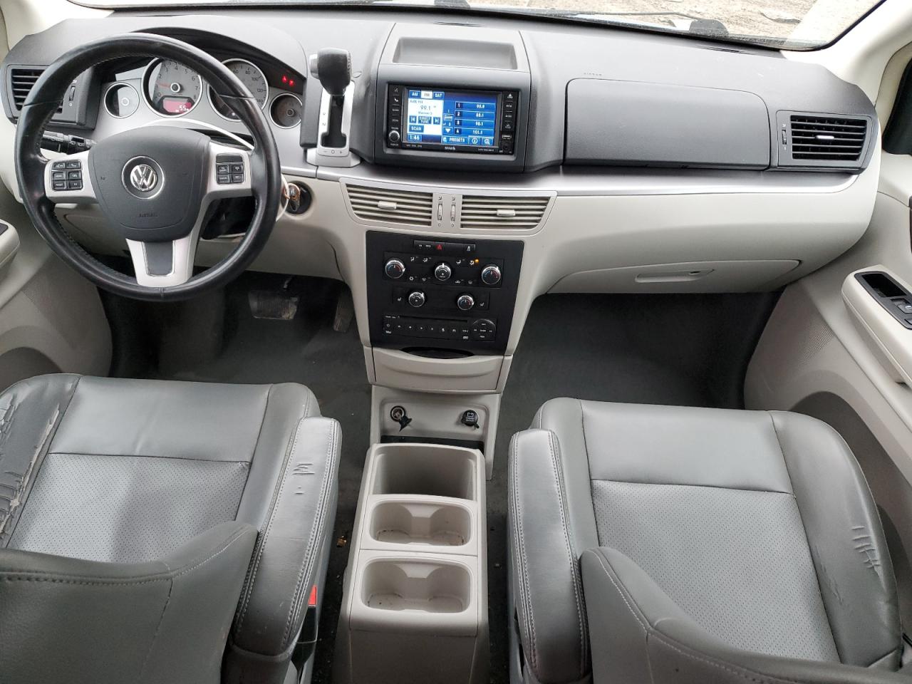 2011 Volkswagen Routan - Image 8