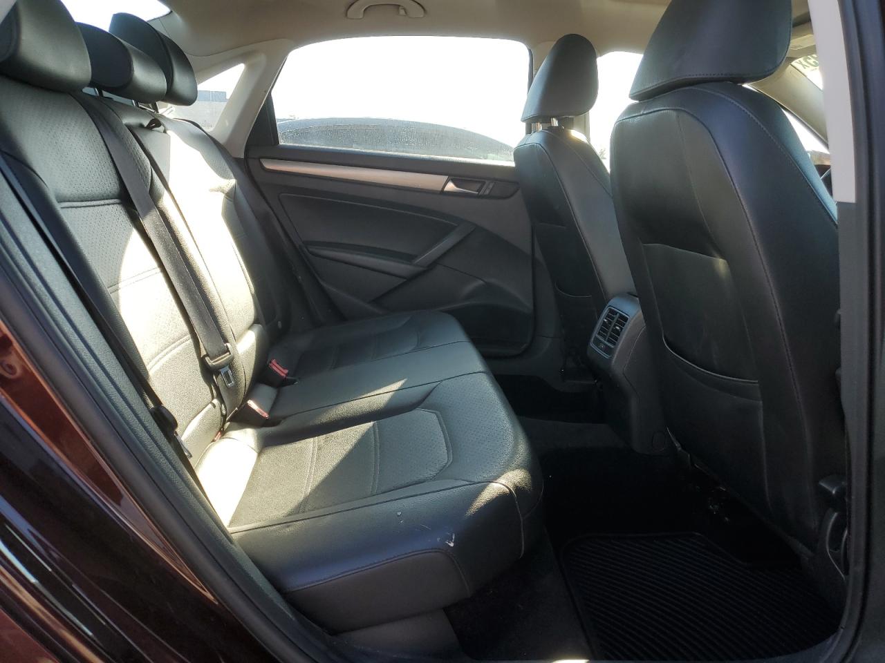 2014 Volkswagen Passat - Image 10