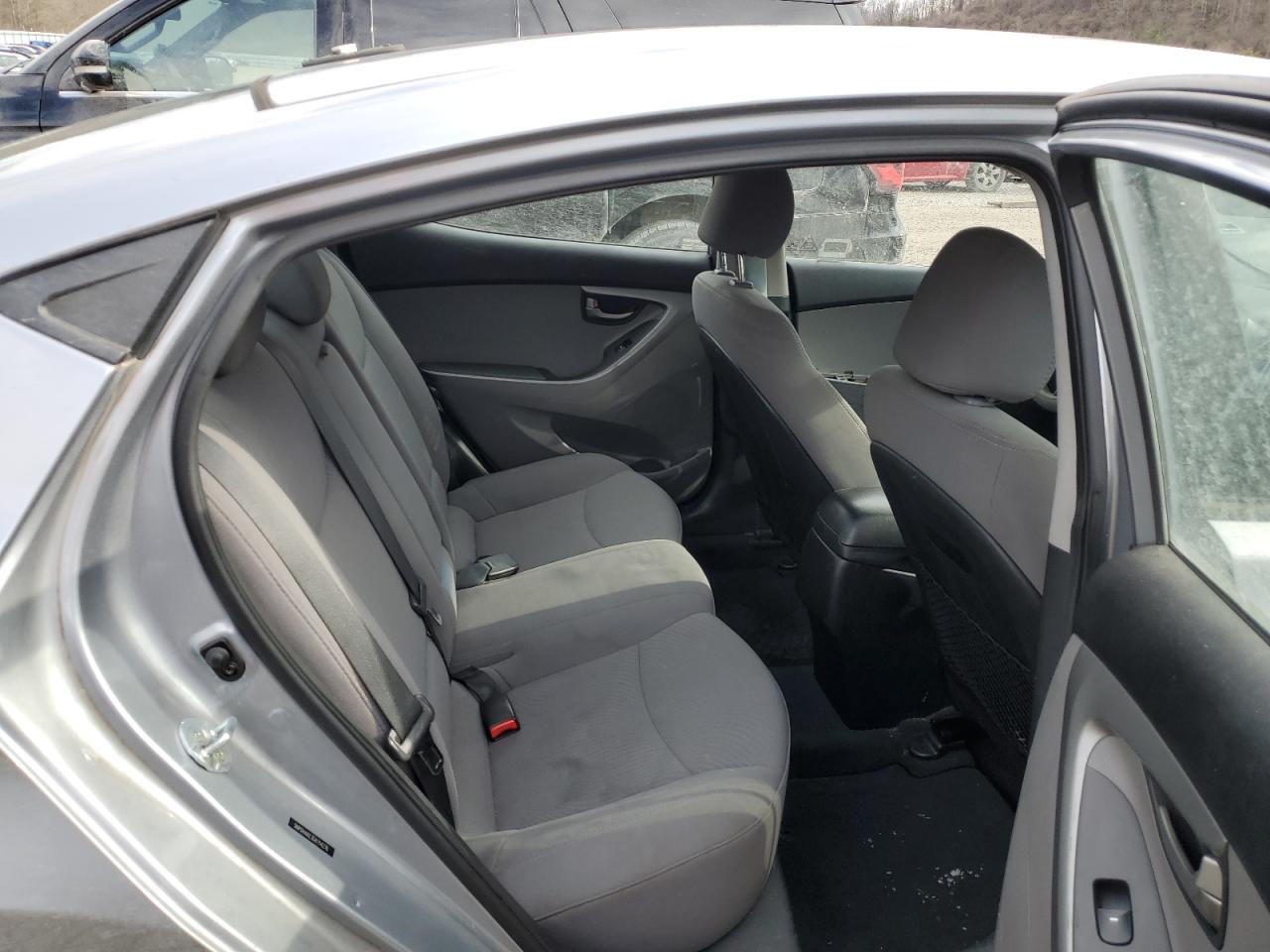 2016 Hyundai Elantra - Image 10
