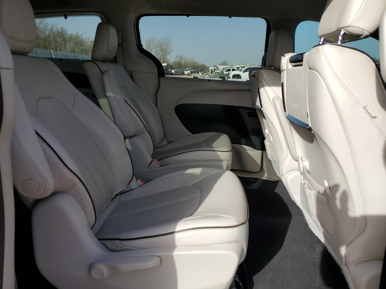 2018 Chrysler Pacifica - Image 11