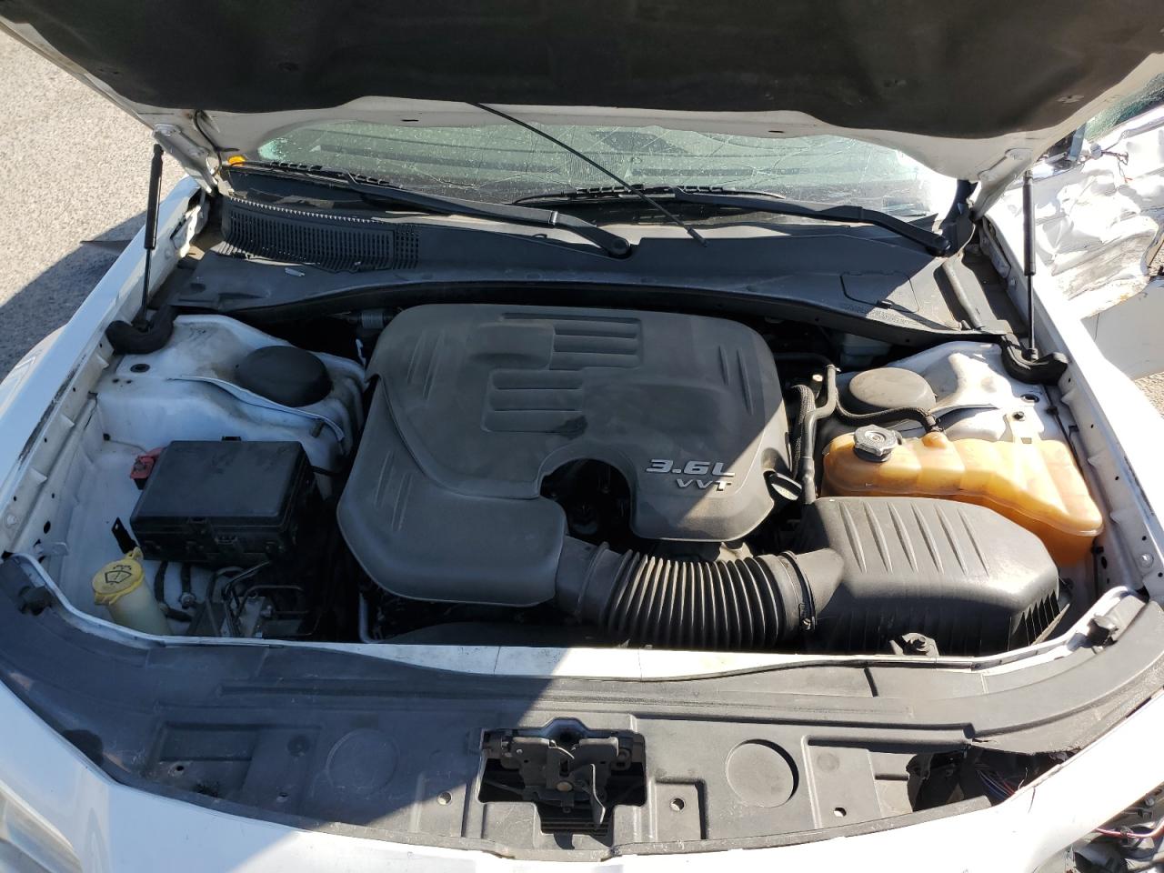 2014 Chrysler 300 - Image 12