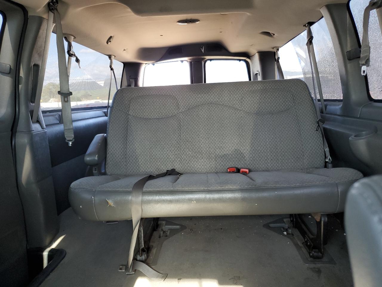 2005 Chevrolet Express - Image 10