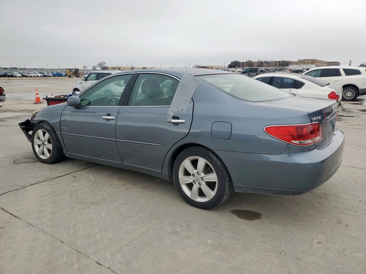 2005 Lexus ES - Image 2