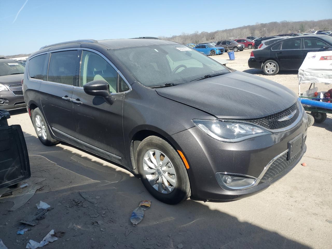 2018 Chrysler Pacifica - Image 4