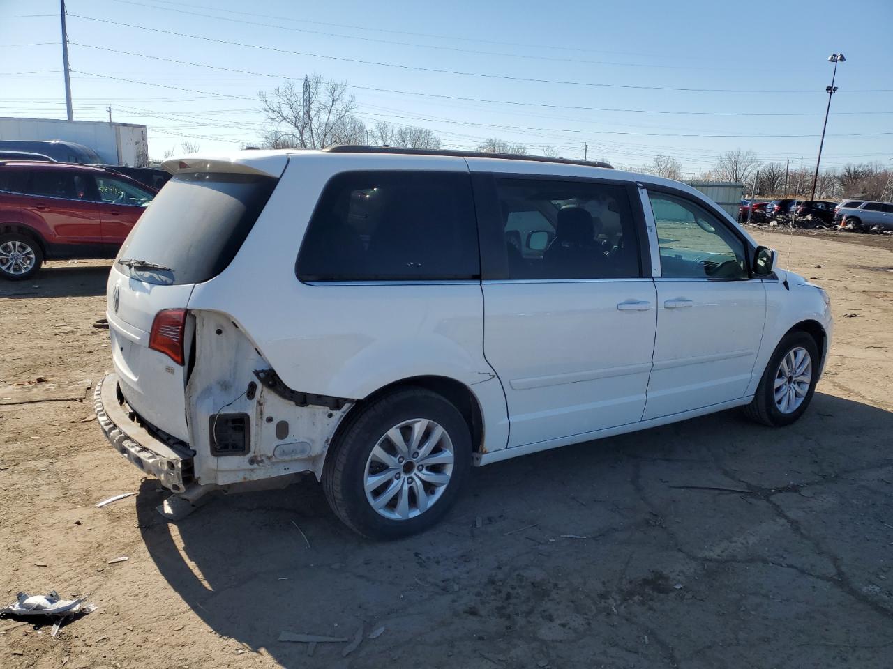 2013 Volkswagen Routan - Image 3