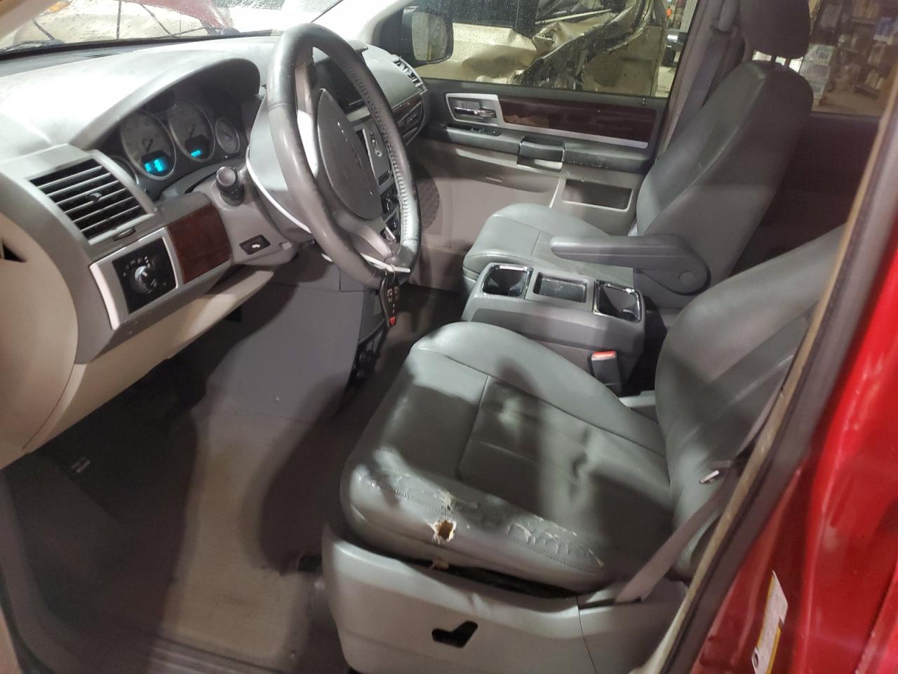 2010 Chrysler Town & Country - Image 7