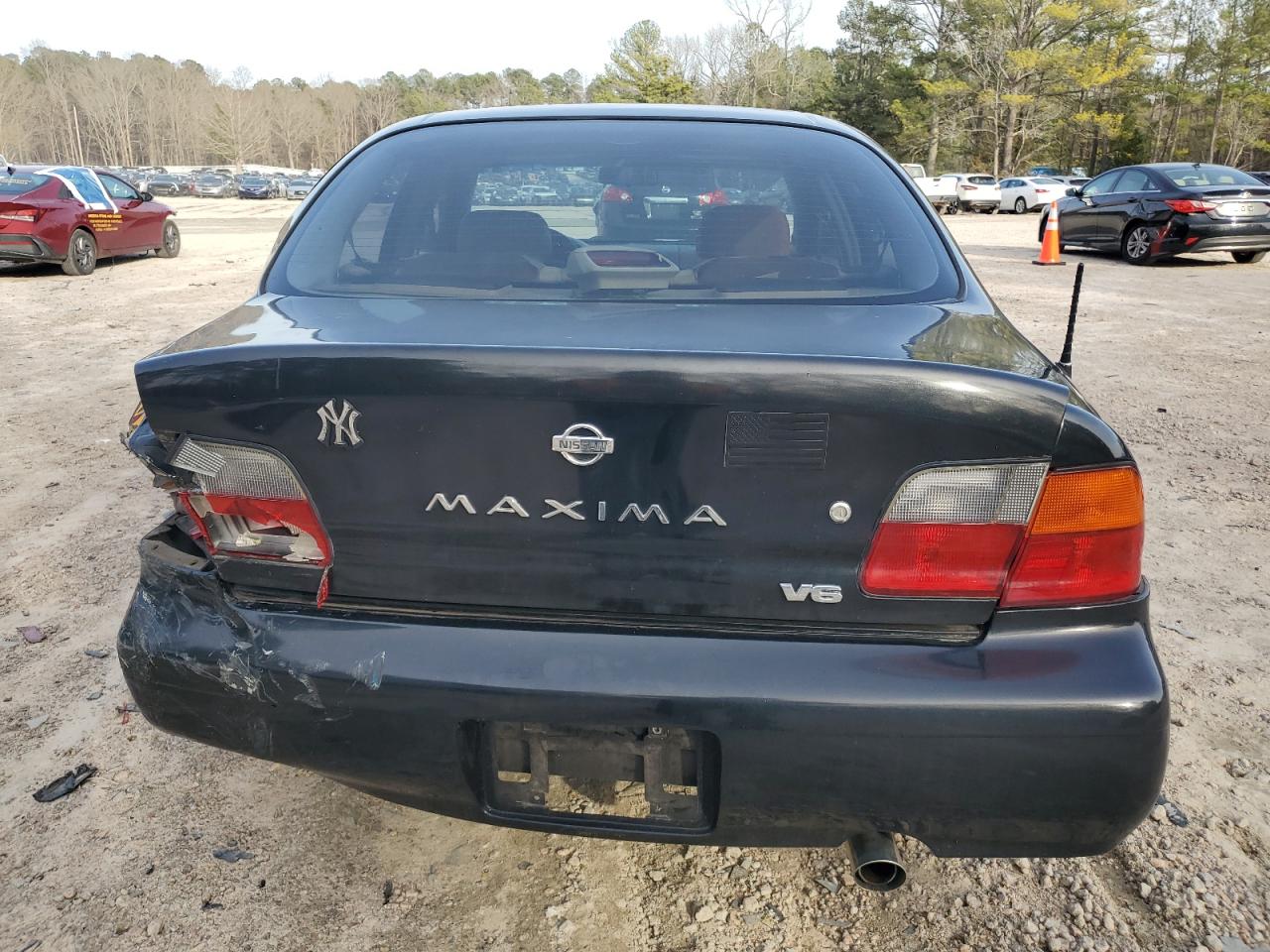 1995 Nissan Maxima - Image 6