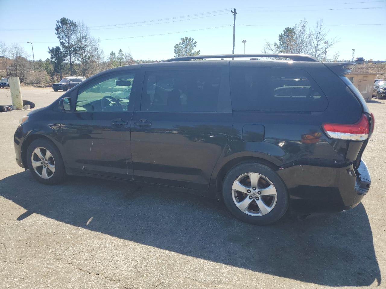 2013 Toyota Sienna - Image 2