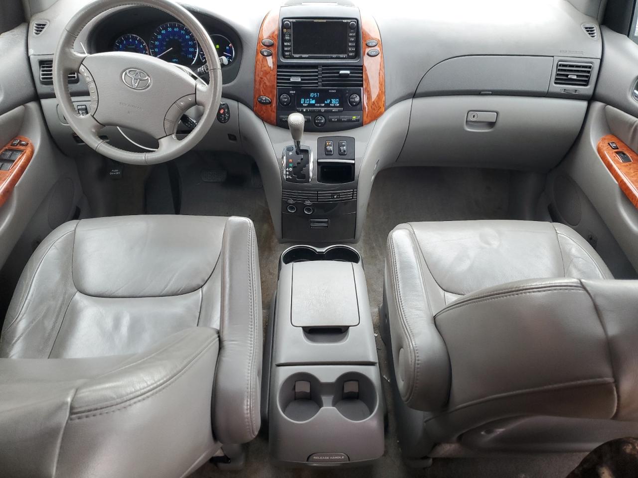 2010 Toyota Sienna - Image 8