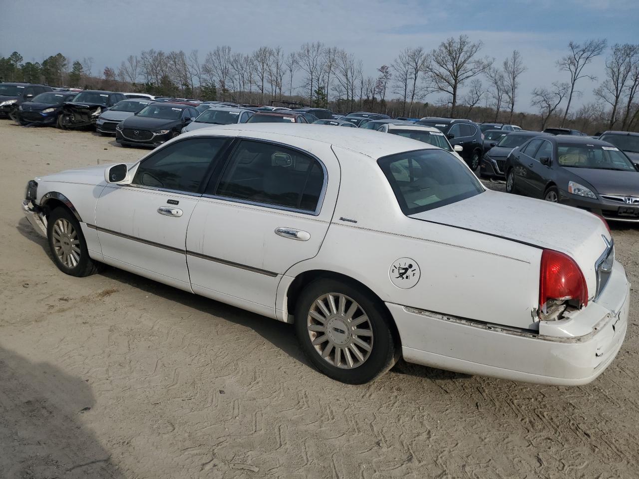 2005 Lincoln Town Car - Image 2