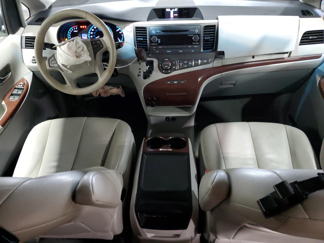 2014 Toyota Sienna - Image 8