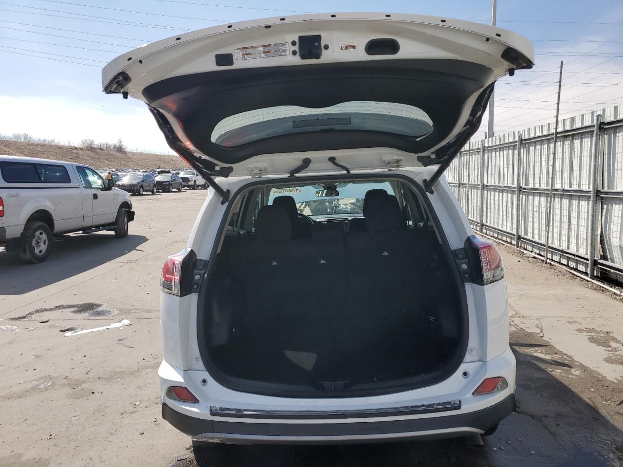 2017 Toyota RAV 4 - Image 6