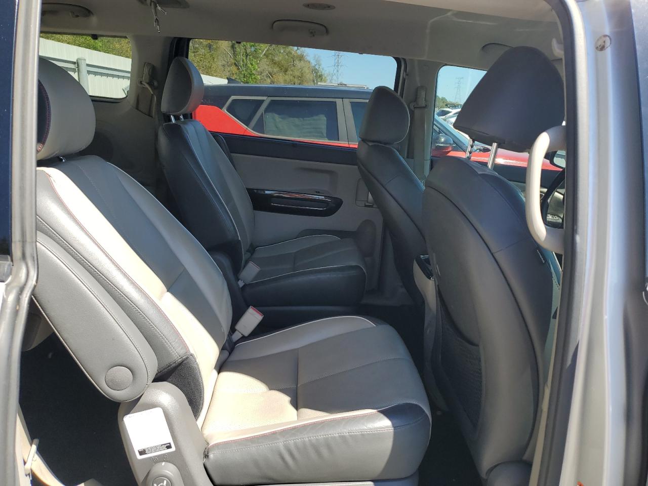 2018 Kia Sedona - Image 11