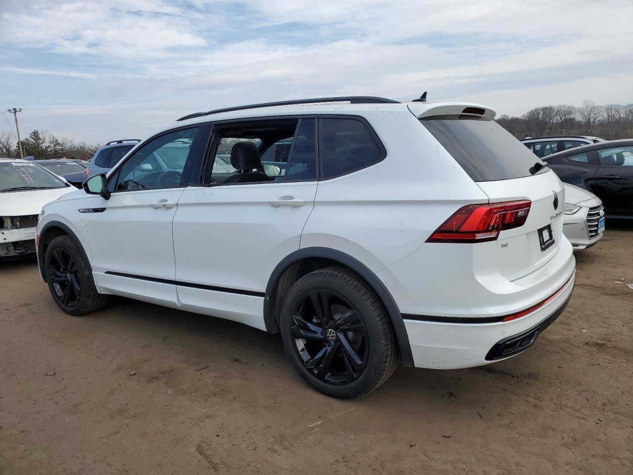 2024 Volkswagen Tiguan - Image 2